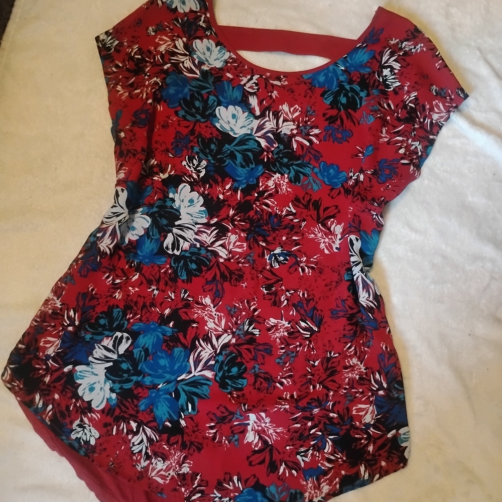 🆓FREE🎁WHEN PURCHASE ANY ITEM Floral Red and Blue Top